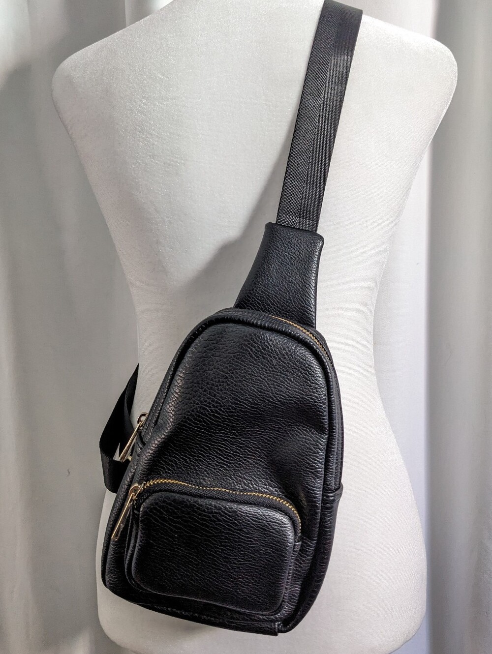 Sondra Roberts Black Pebbled Sling Crossbody Bag Gold Hardware Zip Pockets Small